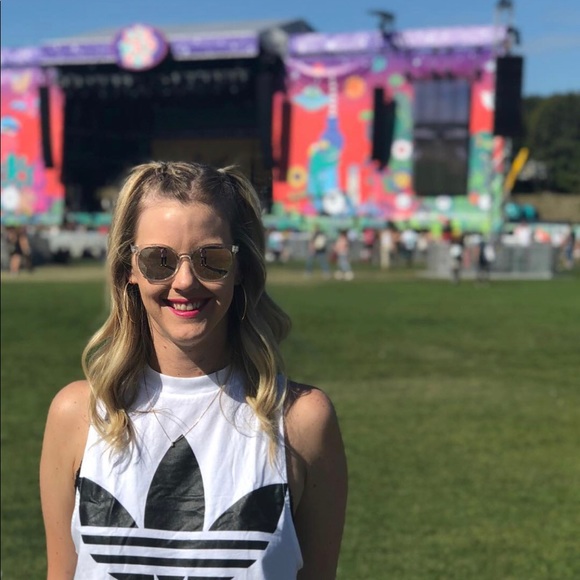 Meet Your Posher, Sara 🖤 - Picture 4 of 5